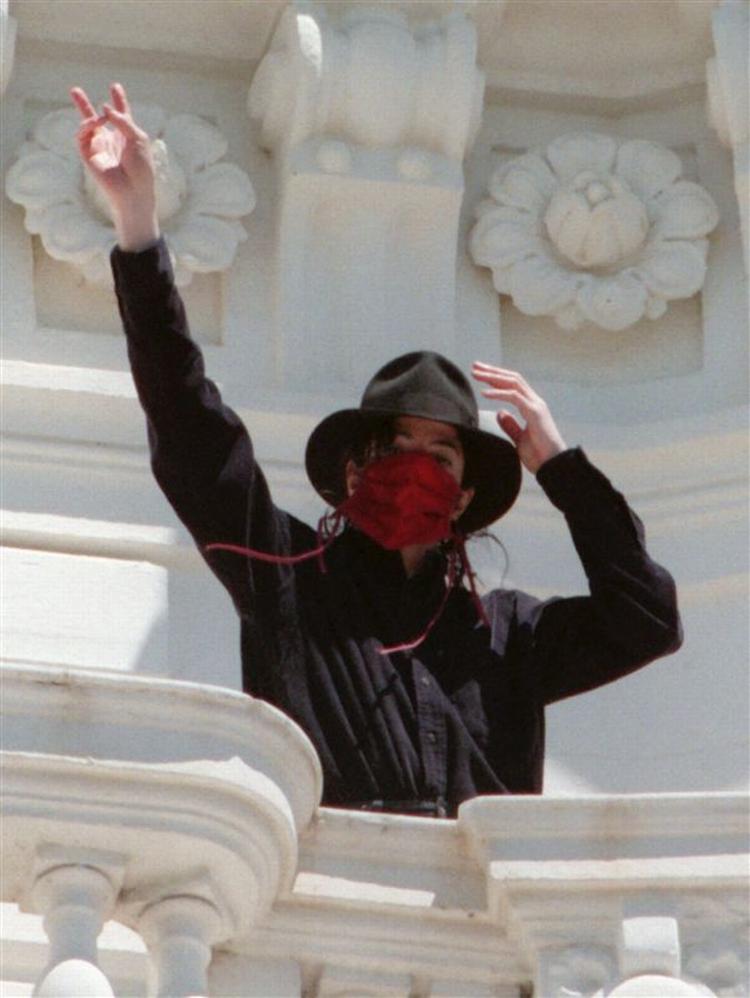 Jackson med maske i Cannes i 1997. 