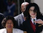 Michael Jackson med sin mor, Katherine, udenfor retsbygningen i april 2005. Jackson blev frikendt på alle anklagepunkter. 