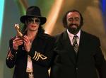 Michael Jackson og Luciano Pavarotti under et italiensk tv-show i 1997. 