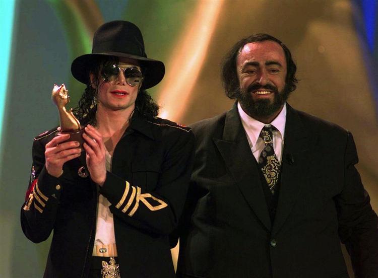 Michael Jackson og Luciano Pavarotti under et italiensk tv-show i 1997. 