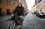 Selv om stilforvirringen er total på den musikalske cykelrute, gør det ingenting. Det er jo ganske enkelt sådan, det er at cykle rundt i byen - et virvar af hulter til bulter-sanseovergreb. 