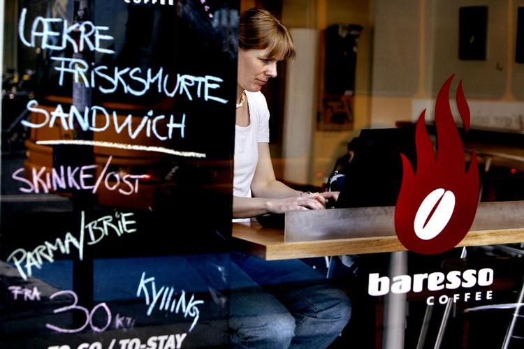 Kommercielle hotspots, hvor man trådløst kan koble sig til internettet, vinder frem i Danmark. Nu vil også kommunerne tilbyde deres borgere gratis netadgang på udvalgte steder. (Arkivfoto) 