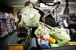 59 procent svarer i en undersøgelse, at de som oftest tager en mulepose af stof eller en gammel plasticpose med, når de begiver sig hen i supermarkedet. (Arkivfoto) 