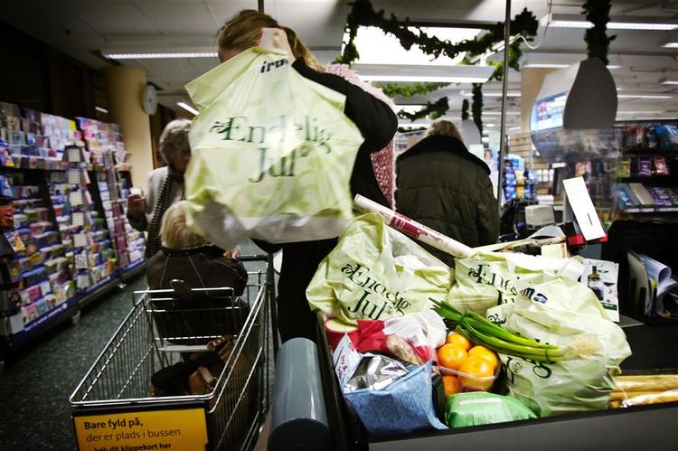 59 procent svarer i en undersøgelse, at de som oftest tager en mulepose af stof eller en gammel plasticpose med, når de begiver sig hen i supermarkedet. (Arkivfoto) 