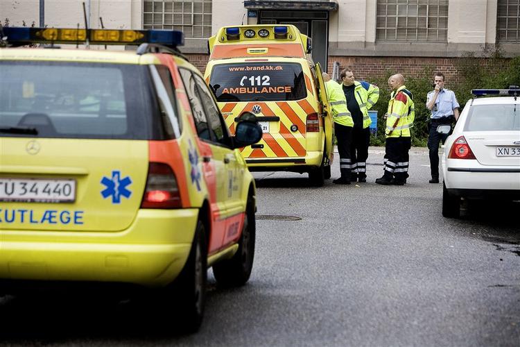 I går blev en 44-årig mand ramt af en kniv i brystet på Sundholm i København. Gerningsmanden nåede at slippe væk. 