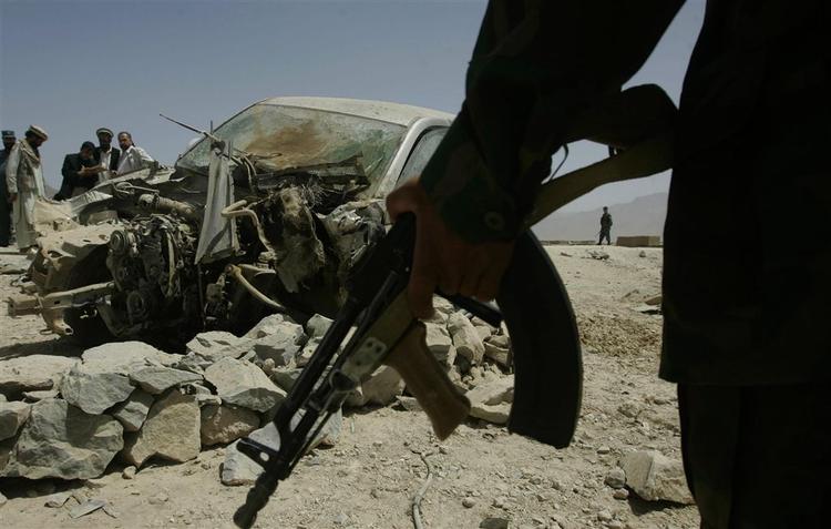 En soldat fra ANA - den afghanske nationale hær - står foran et ødelagt køretøj (arkivbillede). 