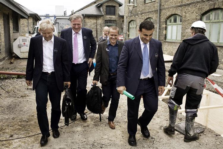 Naser Khader i spidsen for Liberal Alliance - som er hans partis nye navn - på vej til præsentationen af det nye partiprogram. 