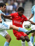 FC Midtjyllands Jude Ikechukwu Nworuh i midten og Manchester Citys Richard Dunne i nærkamp. 
