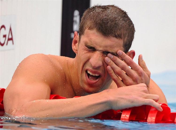 Det er latterligt så meget vi skal se på dit grimme fjæs, sms'ede en af vennerne til Michael Phelps, inden dagens finaler. 