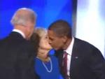 Kysset alle - eller nogen - taler om. Det er Jill Bidens ægtemand Joe Biden til venstre. 