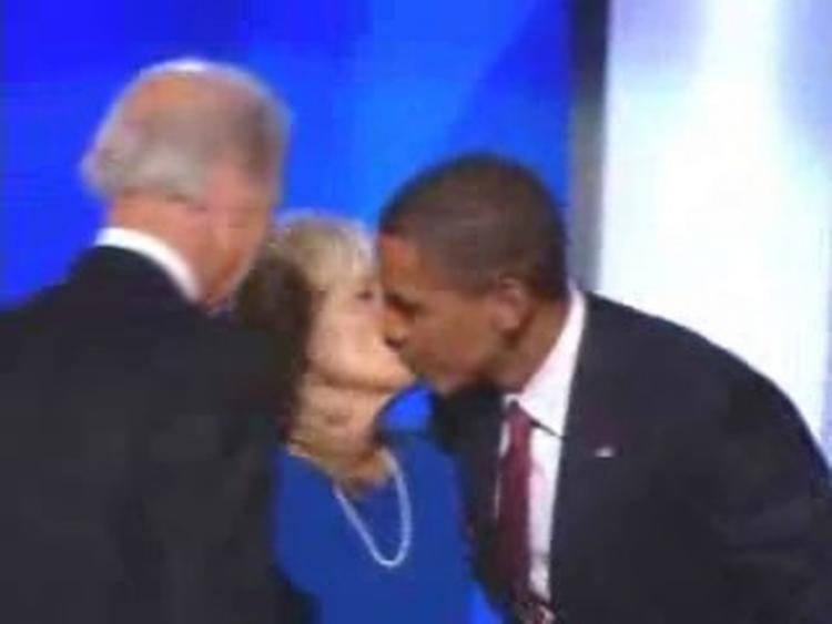 Kysset alle - eller nogen - taler om. Det er Jill Bidens ægtemand Joe Biden til venstre. 