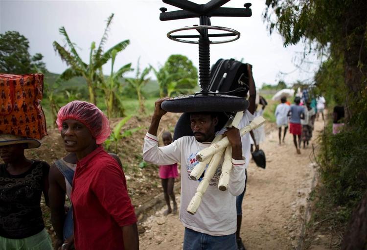 Den tropiske orkan Gustav ramte torsdag Haiti. Indbyggere forsøgte at bringe sig selv og deres ejendele i sikkerhed. Indtil videre har orkanen  kostet 68 menneskeliv i Caribien. 