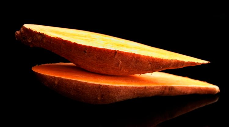 SØDE KARTOFLER. Vi er ikke storforbrugere af sweet potatoes i Danmark, men det vil Carsten Kyster gøre op med ved hjælp af en række lækre opskrifter indeholdende den skønne rod. 