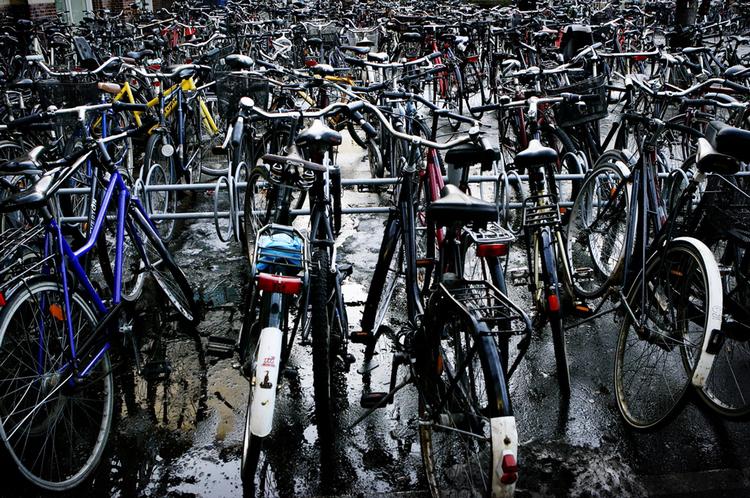 Antallet af cykeltyverier i København er steget kraftigt gennem de seneste måneder. Politiet anbefaler at låse cyklen fast til noget, når den står udendørs. 