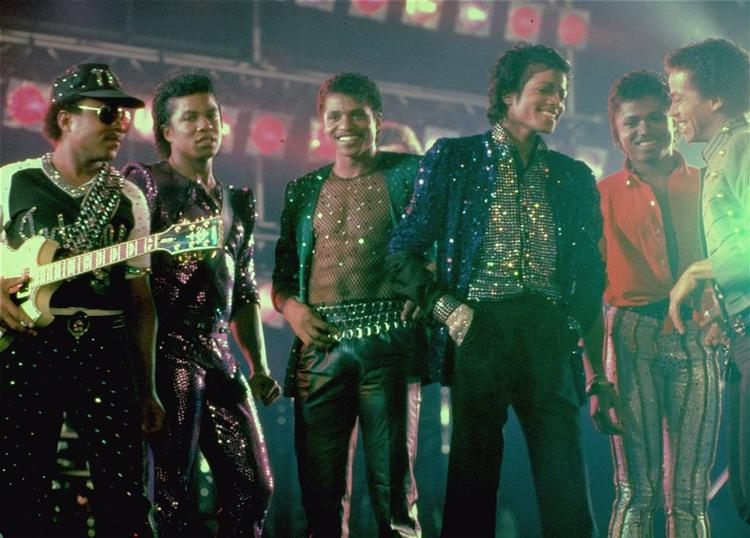 Jackson sammen med sine fem brødre under optagelsen af en Pepsi-reklame i  1984. Fra venstre er det Tito, Jermaine, Jackie, Michael, Randy og Marlon Jackson. 