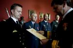 Fra venstre er det helikopterpilot Mads Bjerre, 1 tekniker Kim Madsen, 2 tekniker Brian Kruse Dupont og lægen Kristian Janus Andersen som får overrakt fortjenstmedaljen af admiral Nils Wang. 