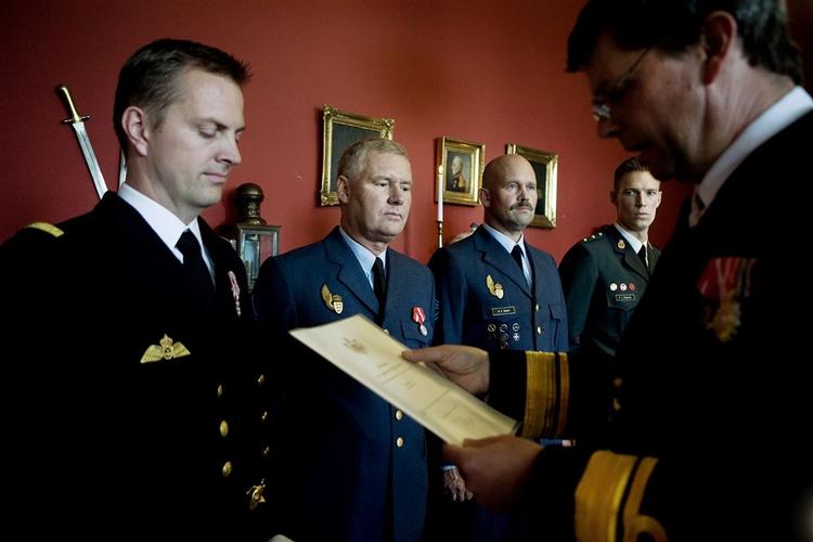 Fra venstre er det helikopterpilot Mads Bjerre, 1 tekniker Kim Madsen, 2 tekniker Brian Kruse Dupont og lægen Kristian Janus Andersen som får overrakt fortjenstmedaljen af admiral Nils Wang. 