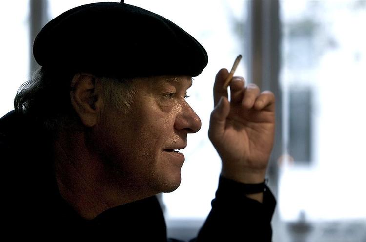 Larsen kan få ekstra rygepauser, men han får ikke lov at ryge på scenen i Vejle Musikteater, fastslår kulturudvalgets formand i byen. 