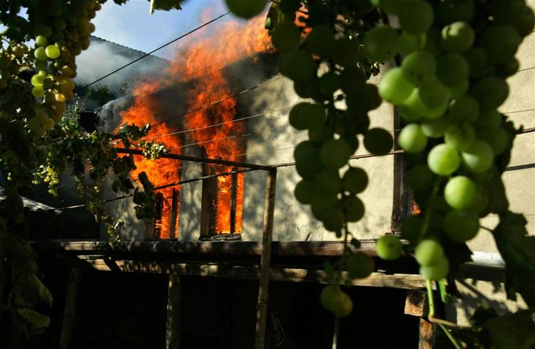 Et hus brænder i den georgiske by Eredvi i udbryderregionen Sydossetien. 