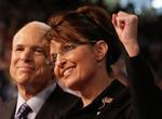 Sarah Palin er udvalgt til videpræcidentkandidat. Selv om hun er en total modsætning til McCain, har de meget til fælles. 