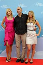 Guillermo Arriaga flankeret af Charlize Theron og Jennifer Lawrence, der spiller med i Arriagas flotte debut 'The burning plain'. 