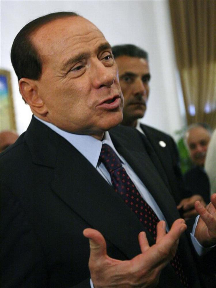 Silvio Berlusconi, siger, at Rom vil investere fem milliarder dollar i Libyen over de kommende 25 år. 