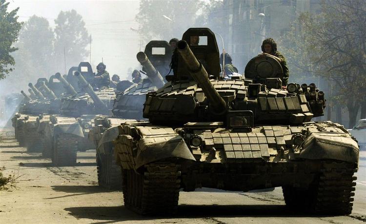 Russiske kampvogne på vej gennem Georgiens hovedstad. Nu er Rusland og Tyskland blevet enige om at dæmpe krisen om regionen. 