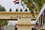 Den egyptiske regering har åbnet grænsen mellem Egypten og Gazastriben. Her er en af de mange busser med palæstinensere på vej ind i Egypten. 