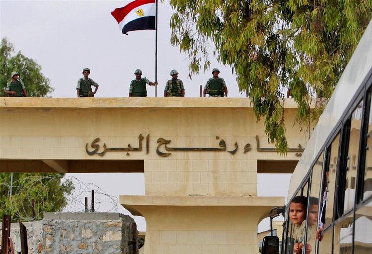 Den egyptiske regering har åbnet grænsen mellem Egypten og Gazastriben. Her er en af de mange busser med palæstinensere på vej ind i Egypten. 
