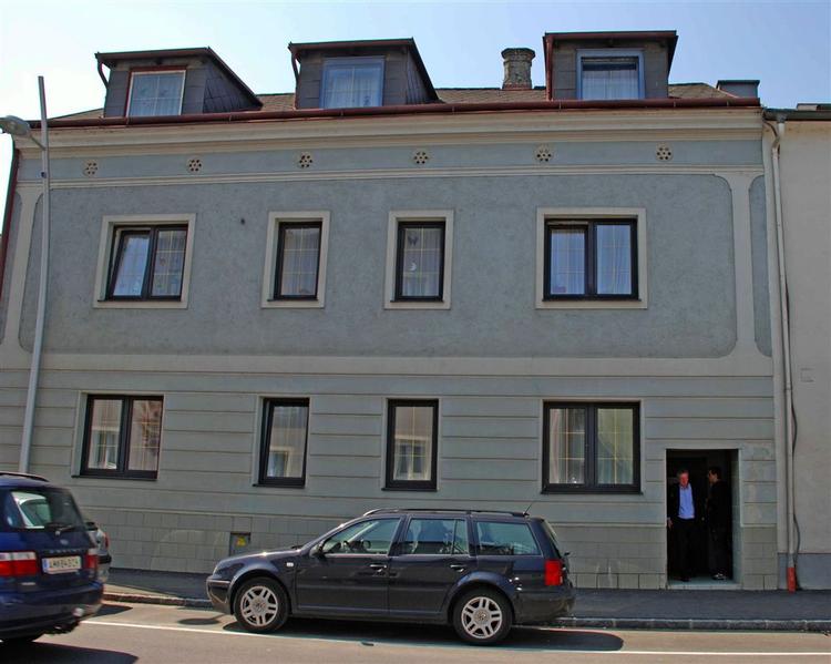 Det var under dette hus i Amstetten, at em kvinde og hendes børn blev holdt fanget. Nu er flere af børnene, der levede over kælderen klar til at komme i skole. 