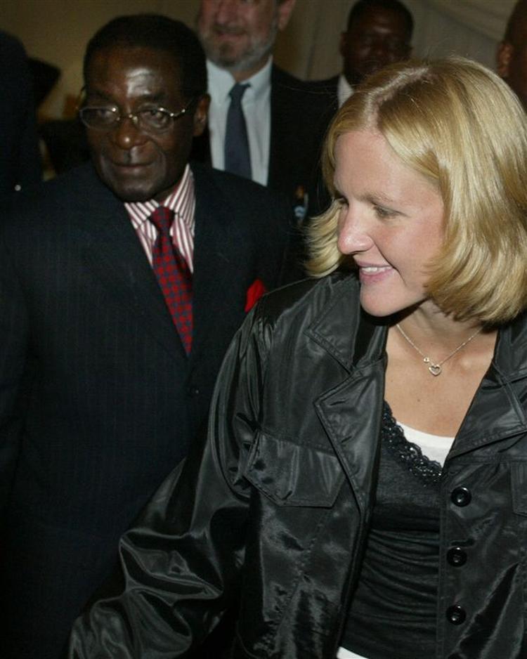 Kirsty Coventry er blevet nationalhelt i Zimbabwe oven på sin olympiske succes. Præsident Robert Mugabe, som hun her ses i selskab med, kalder hende 'golden girl'. 