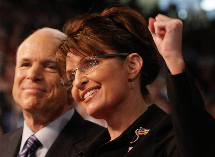 John McCain - her sammen med sin nyudnævnte vicepræsidentkandidat - overvejer at aflyse republikanernes konvent. 
