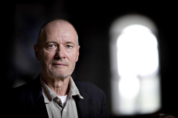 Lag på lag. Der er ikke færre lag i Per Kirkebys nyeste malerier, men det lysner op. »Jeg behøver ikke at møfle  så meget for at være sikker på at det er godt.« 