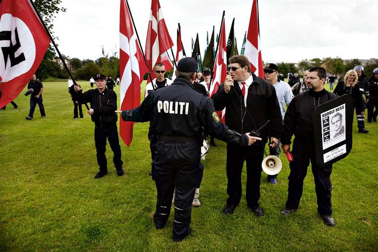 Metoderne er blevet hårdere, når det yderste højre og venstre støder sammen. Her holder politiet nynazister med Jonni Hansen i spidsen på afstand af en autonom moddemonstration. Arkivfoto: Thomas Borberg 
