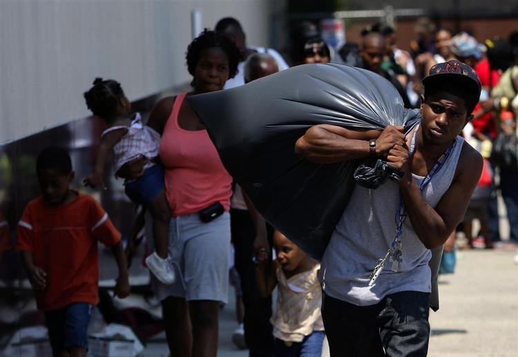 Flere hundrede tusinde flygter i øjeblikket fra deres hjem i Louisiana. Her bærer Jeffrey Vannor familiens vigtigste ejendele, inden familien lader sig evakuere fra Amtrak Station i New Orleans. 