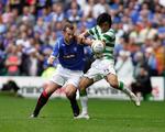 Shunsuke Nakamura (til højre) i infight med Rangers-spilleren Charlie Adam. 