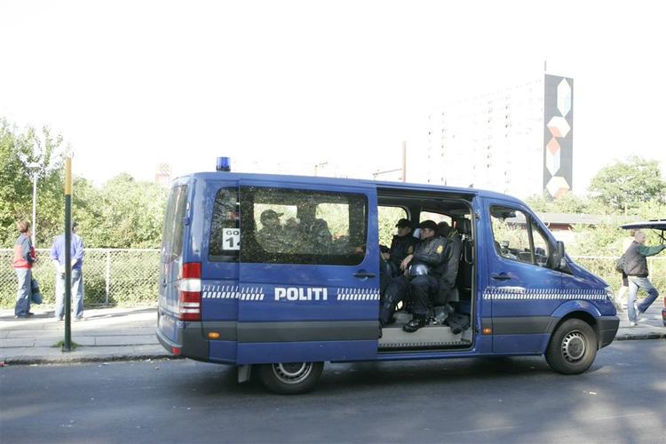 Balladen brød ud, da politiet eskorterede de mange FCK-fans til toget, efter de var blevet afvist på Brøndby Stadion. Her slapper en gruppe betjente af efter de mange anholdte var kørt bort. 