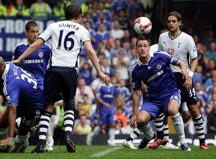Chelsea-anfører John Terry (til højre) i aktion mod Tottenham. 