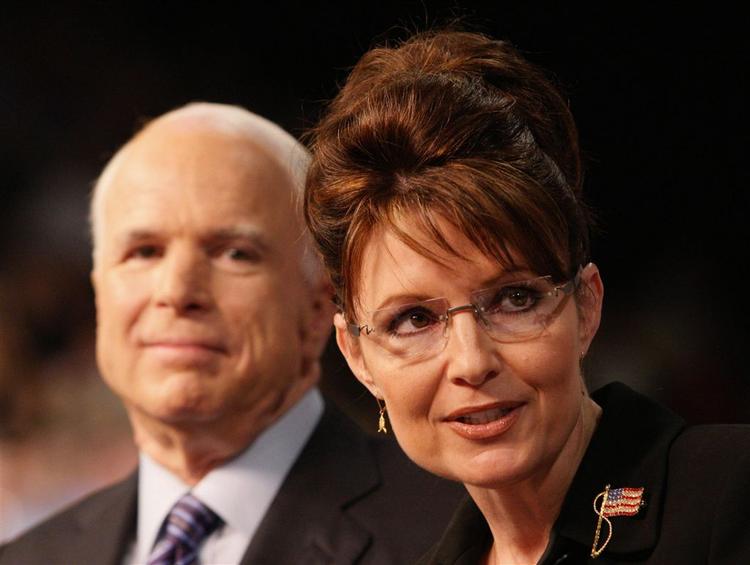 Sarah Palin er John McCains overraskende valg til vicepræsidentkandidat. Hun profilerer sig på en etisk platform, men er nu under mistanke for at have misbrugt sit embede som guvernør. 
