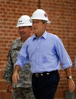 George W. Bush mødte megen kritik for at være passiv under orkanen Katrinas hærgen i 2005. Siden viste han sig blandt andet ved treårsdagen i marts, og nu har han meldt afbud til partikonventet i næste uge. 