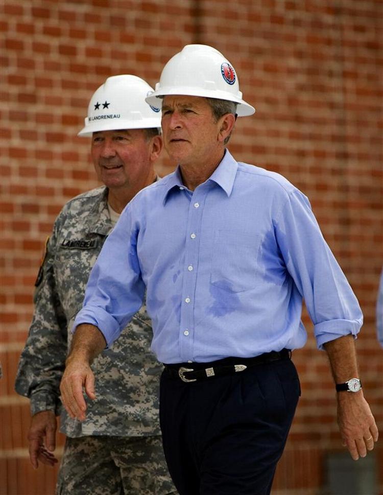 George W. Bush mødte megen kritik for at være passiv under orkanen Katrinas hærgen i 2005. Siden viste han sig blandt andet ved treårsdagen i marts, og nu har han meldt afbud til partikonventet i næste uge. 