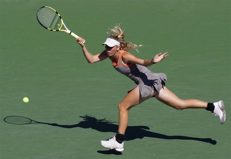 Caroline Wozniacki røg ud i fjerde runde af US Open efter at have tabt i tre sæt 3-6, 6-2, 6-1 til verdens næstbedste spiller, serberen Jelena Jankovic. 