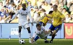 FCK's Cesar Santin på vej ned i græsset på Brøndby Stadion. 