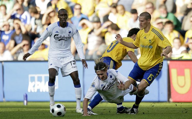 FCK's Cesar Santin på vej ned i græsset på Brøndby Stadion. 