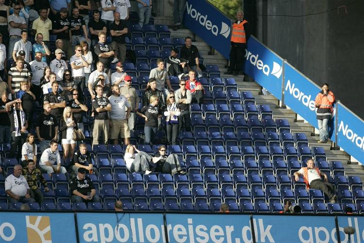 Gæstetribunen var mod sædvane ikke fyldt med larmende FCK-tilhængere. Mange var blevet bremset under urolighederne med politiet forud for kampen, og de tilstedeværende udviste en dæmpet adfærd. 