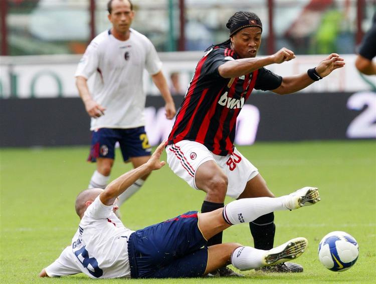 Ronaldinho og Milan tabte 1-2 hjemme til Bologna. 