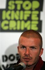 Flere berømte engelske fodboldspillere er gået ind i en kampagne mod knivstikkerierne. Her ses David Beckham ved en pressekonference tidligere i august. 
