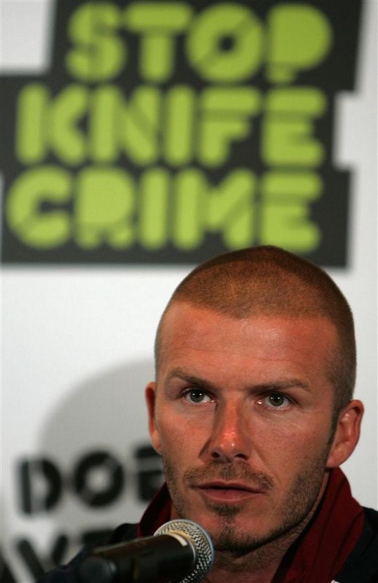 Flere berømte engelske fodboldspillere er gået ind i en kampagne mod knivstikkerierne. Her ses David Beckham ved en pressekonference tidligere i august. 