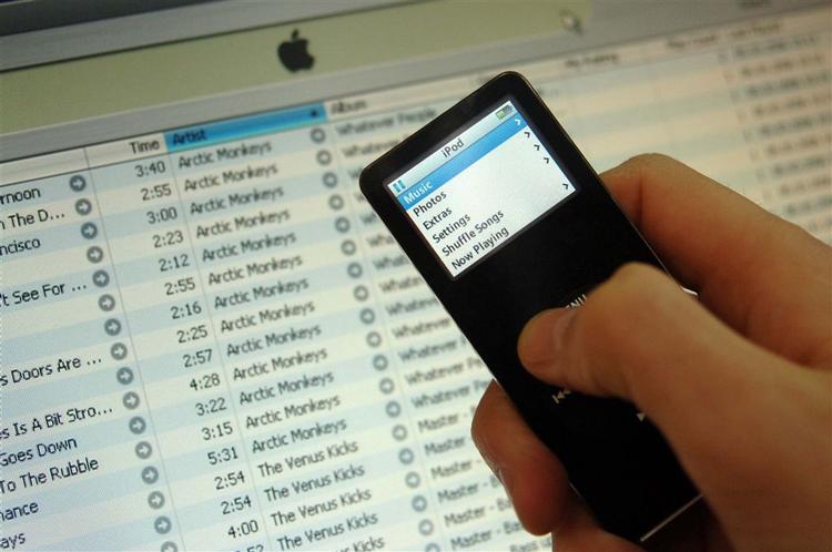 Onlinebutikken iTunes er en trussel mod musikindustrien, mener Kid Rocks manager. 