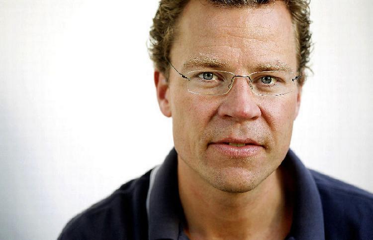 Der er et anstrengt forhold mellem de gamle regeringspartnere, Socialdemokraterne og de radikale, når der gælder den økonomiske politik. I stedet roser den radikale finansordfører Morten Helveg Petersen regeringen. 